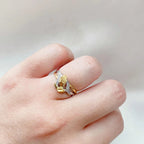 Anillo de Manos Orando en Oro y Plata