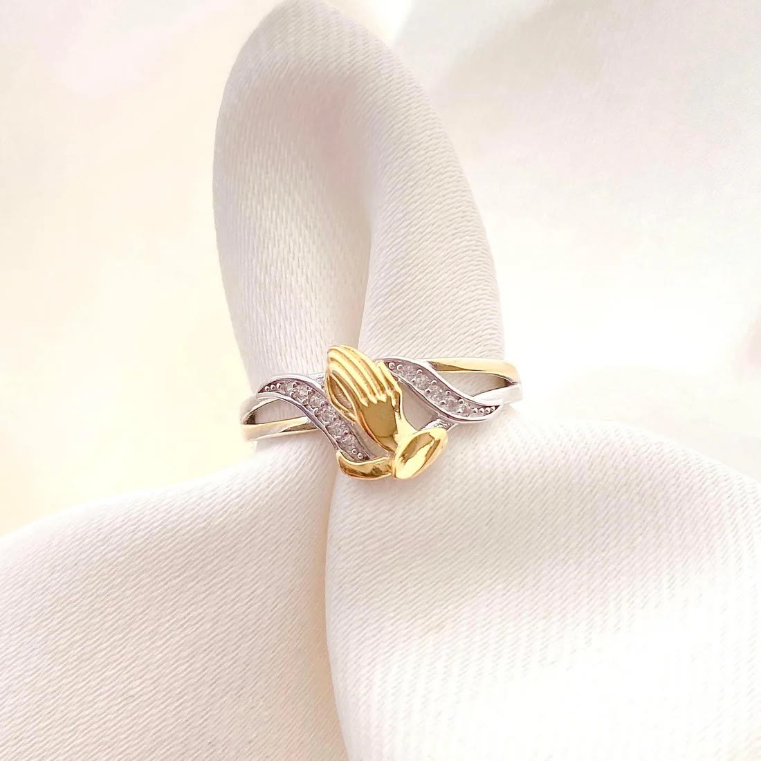 Anillo de Manos Orando en Oro y Plata