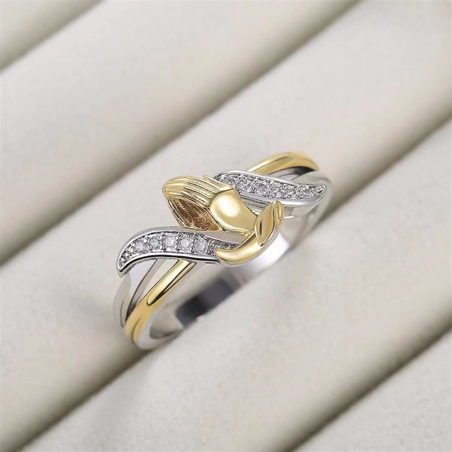 Anillo de Manos Orando en Oro y Plata