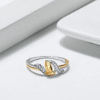 Anillo de Manos Orando en Oro y Plata