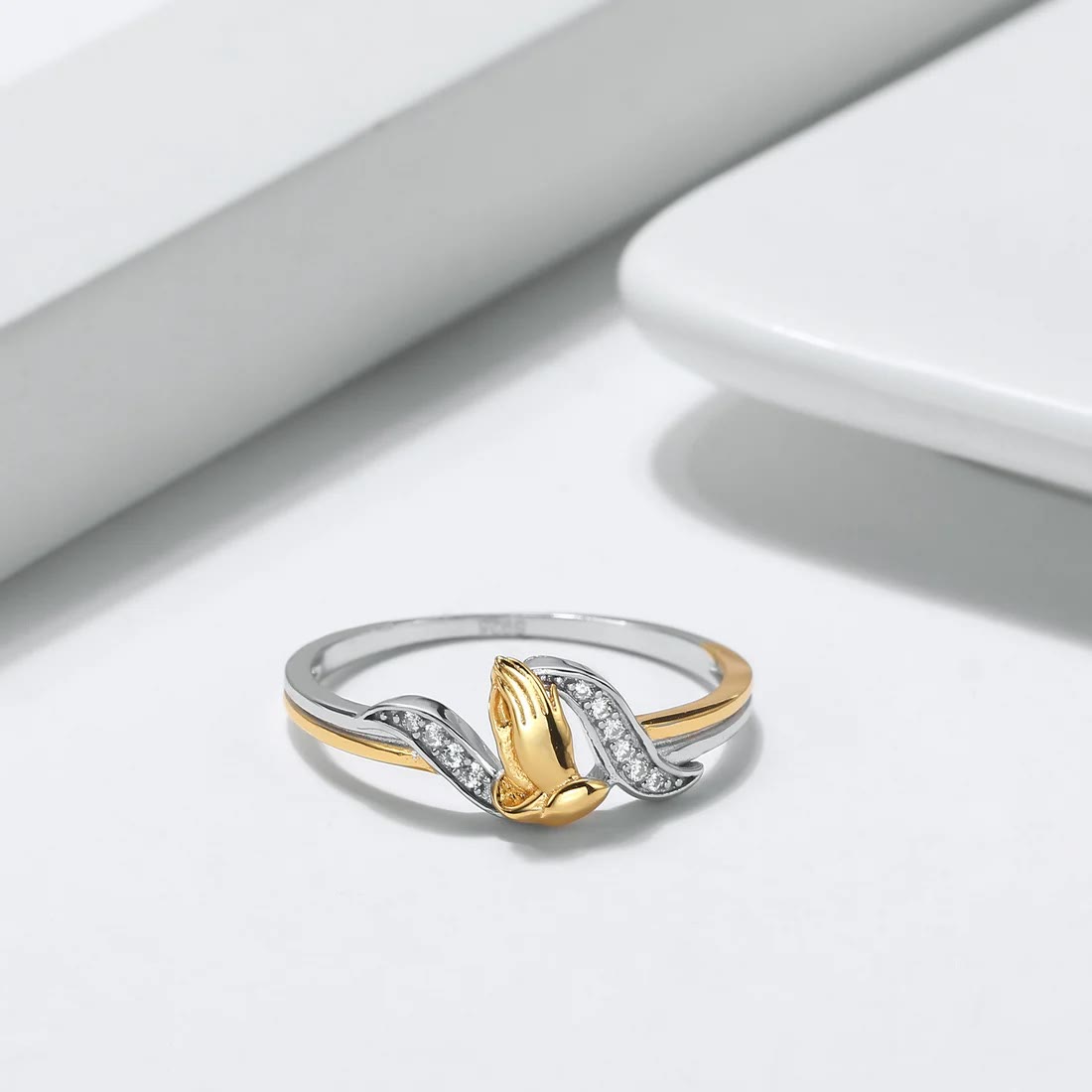 Anillo de Manos Orando en Oro y Plata