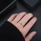 Anillo de Manos Orando en Oro y Plata