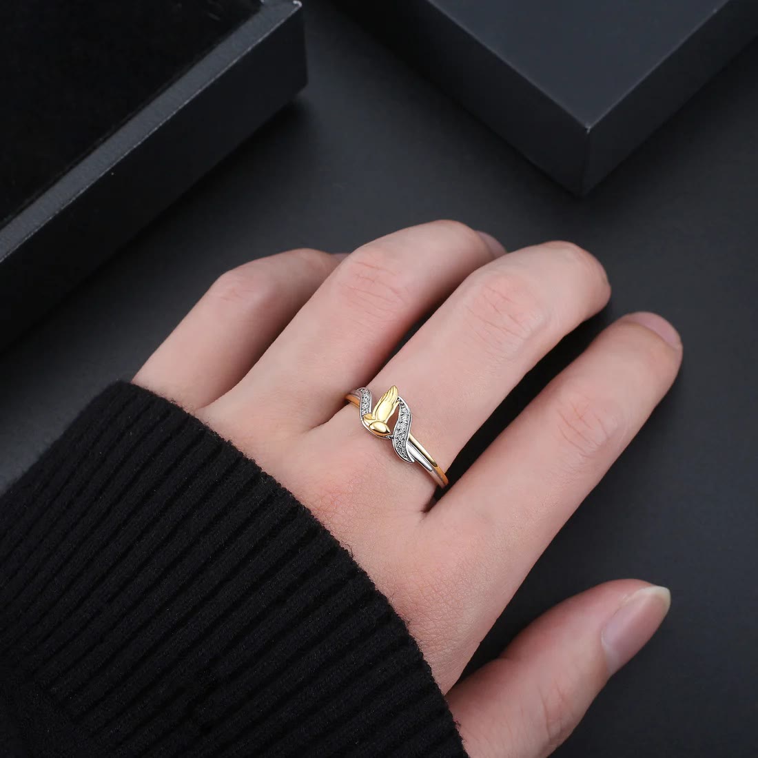 Anillo de Manos Orando en Oro y Plata