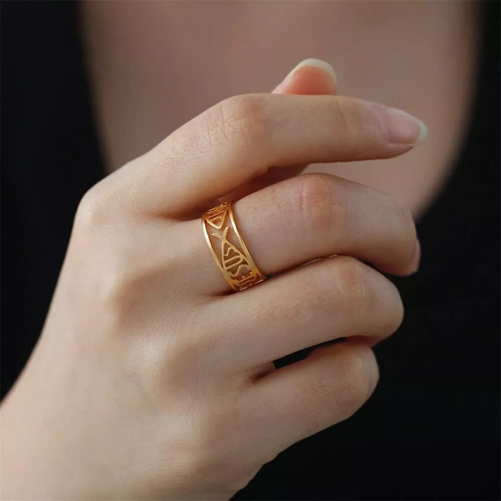 Anillo Religioso de Titanio con Esqueleto del Pez de Jesús