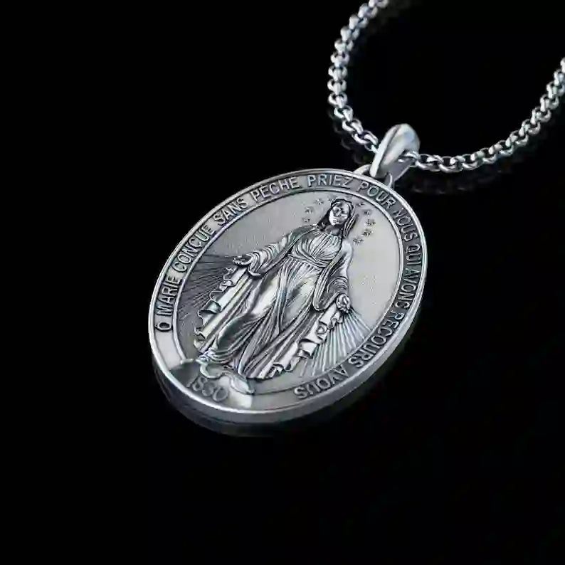 Collar de Joyería Religiosa con Dije de María en Plata Artesanal