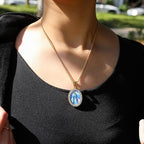 Collar con Pintura de la Virgen María: Joyería de Ícono Religioso