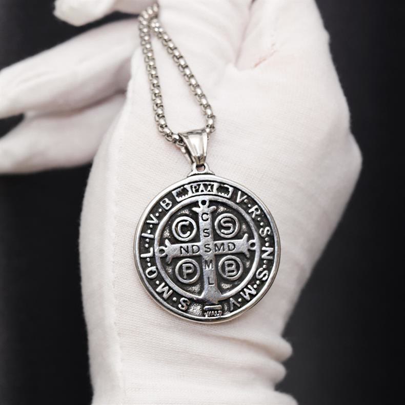 Collar con Símbolo de San Benito con Patrón a Doble Cara