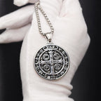 Collar con Símbolo de San Benito con Patrón a Doble Cara