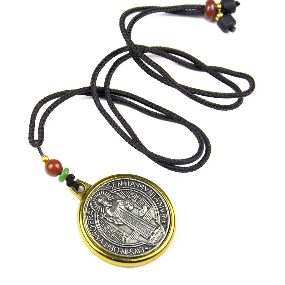 Collar Amuleto Clásico con Medallón de San Benito