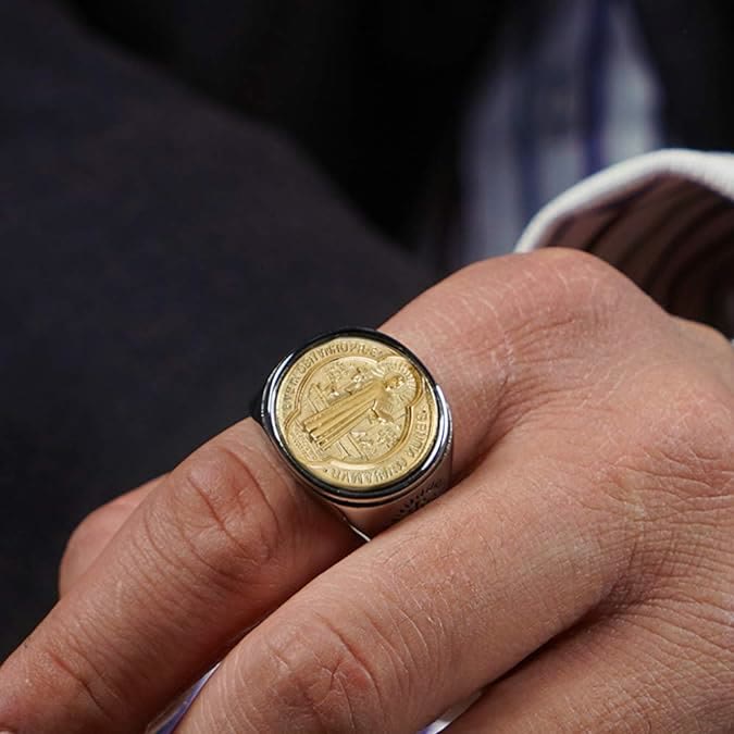 Anillo Católico de Cruz con Medalla de San Benito en Dos Tonos