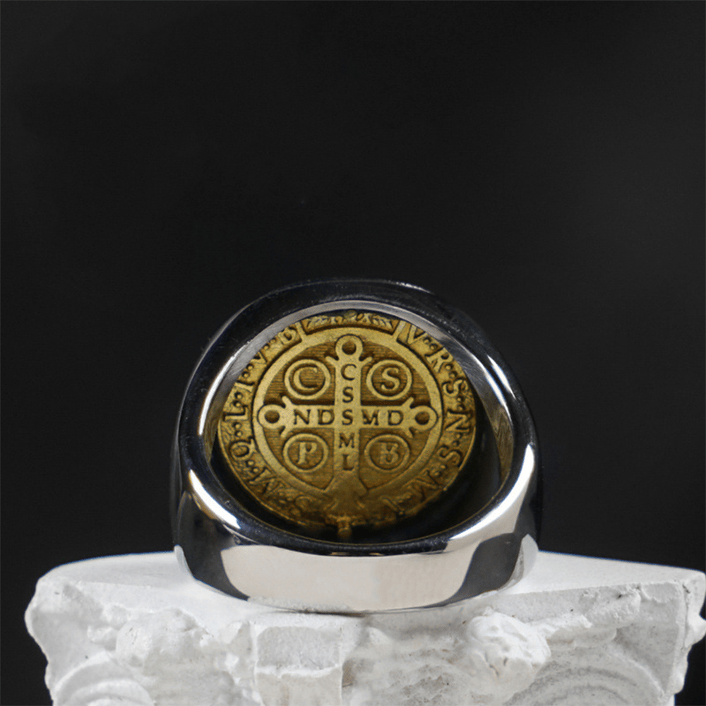 Anillo Católico de Cruz con Medalla de San Benito en Dos Tonos