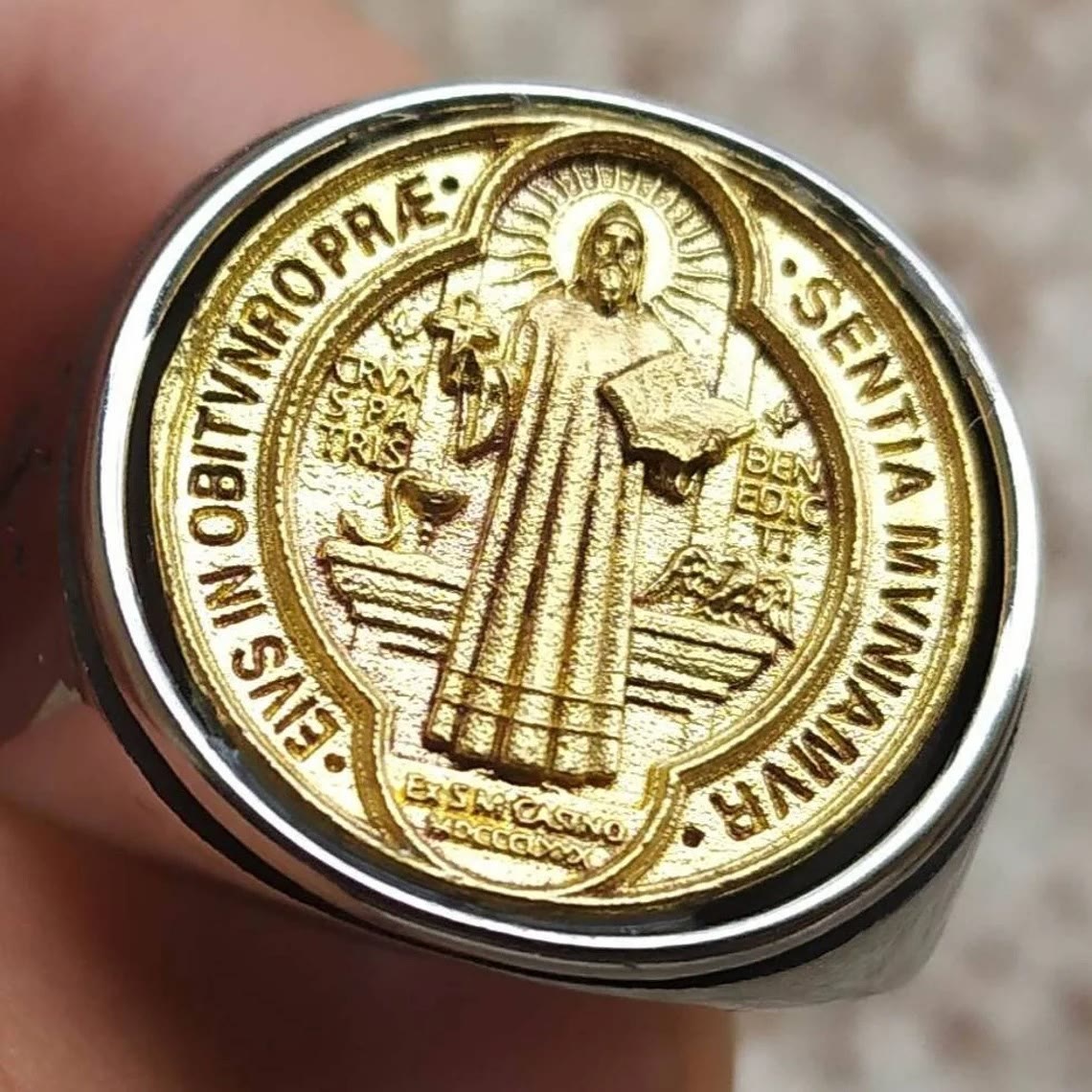 Anillo Católico de Cruz con Medalla de San Benito en Dos Tonos