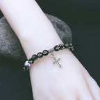 Pulsera de Cuentas Blancas y Negras con Estampado de Cruz