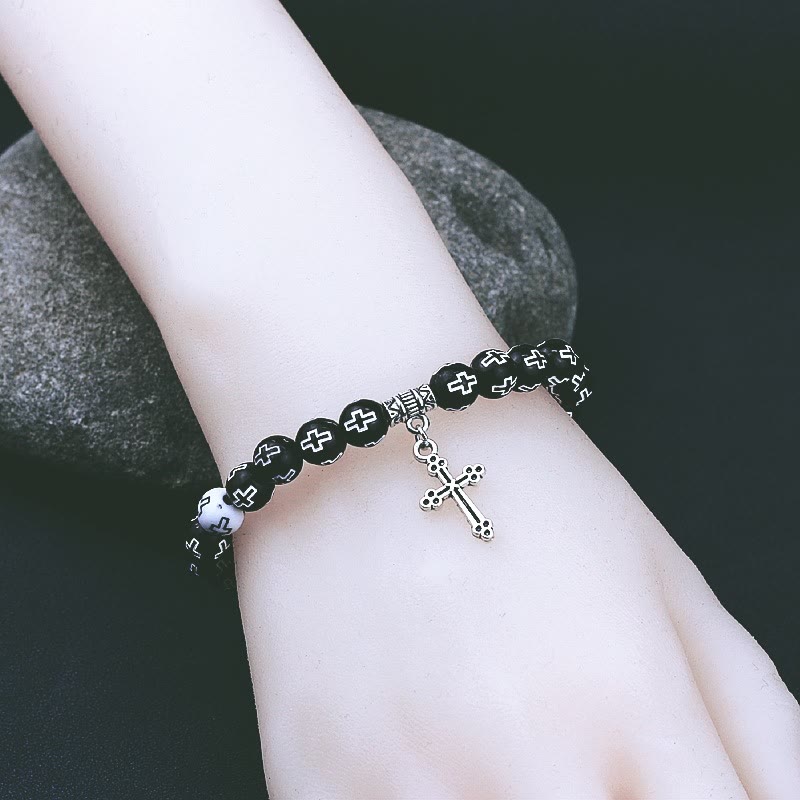 Pulsera de Cuentas Blancas y Negras con Estampado de Cruz