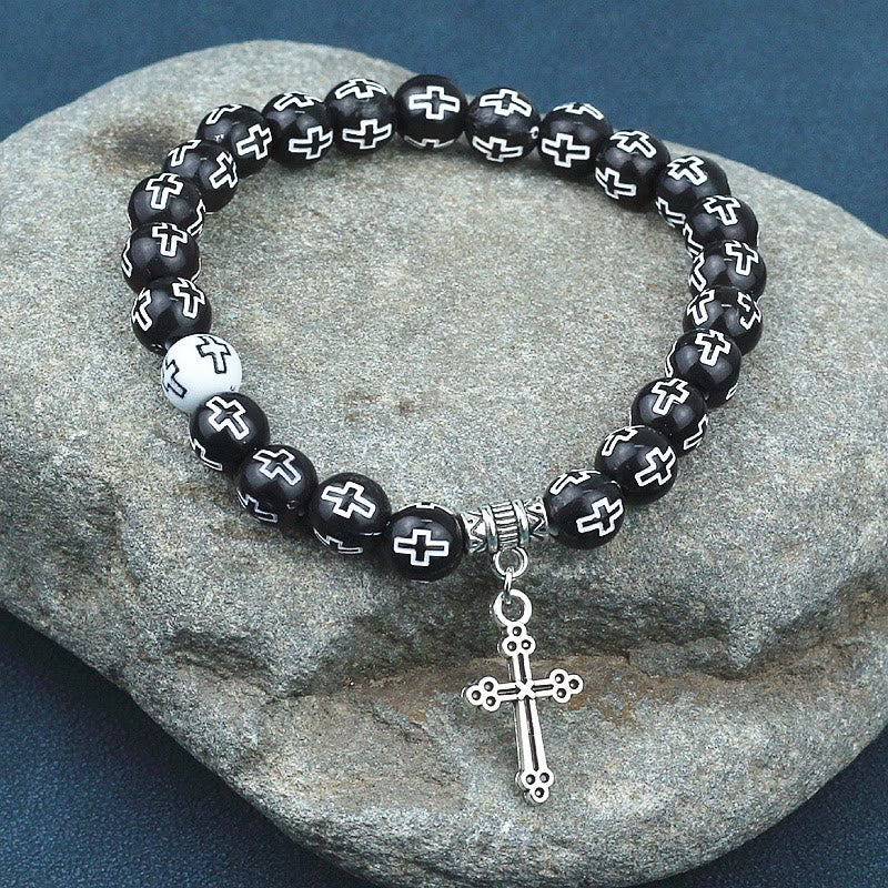 Pulsera de Cuentas Blancas y Negras con Estampado de Cruz