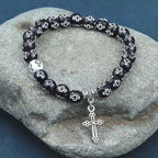 Pulsera de Cuentas Blancas y Negras con Estampado de Cruz