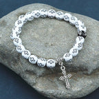 Pulsera de Cuentas Blancas y Negras con Estampado de Cruz