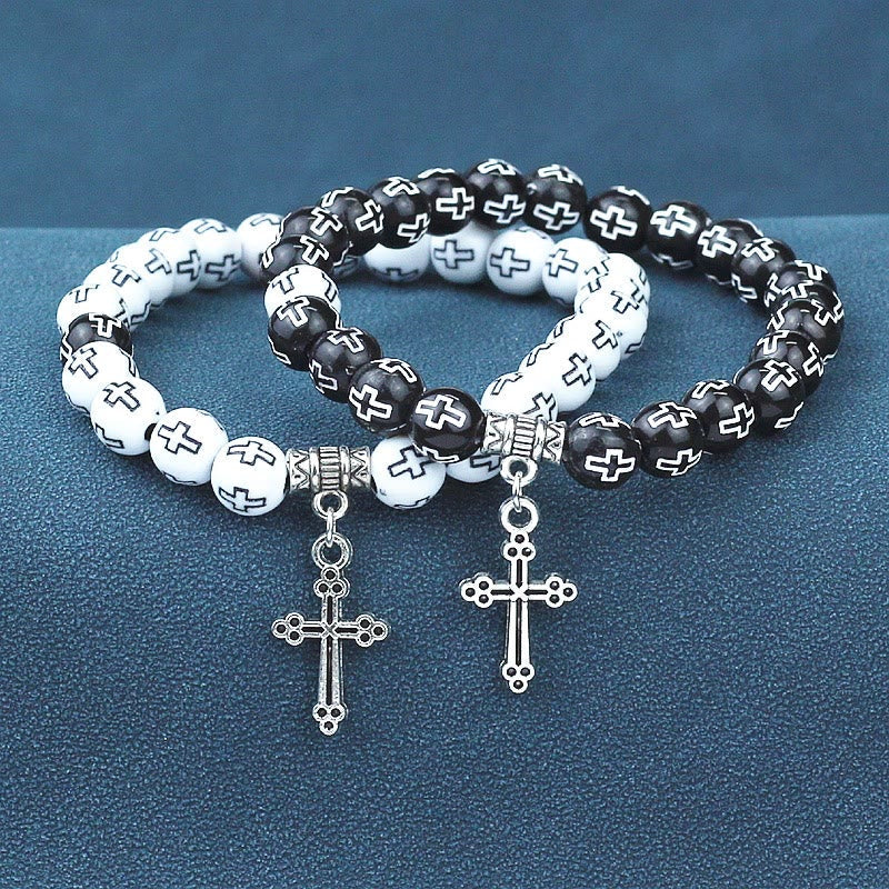 Pulsera de Cuentas Blancas y Negras con Estampado de Cruz