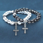 Pulsera de Cuentas Blancas y Negras con Estampado de Cruz