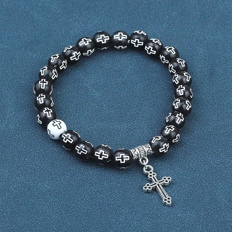 Pulsera de Cuentas Blancas y Negras con Estampado de Cruz