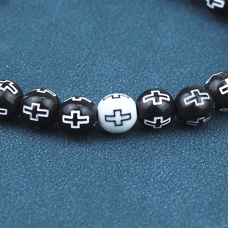 Pulsera de Cuentas Blancas y Negras con Estampado de Cruz