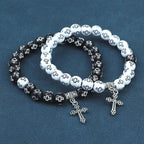 Pulsera de Cuentas Blancas y Negras con Estampado de Cruz