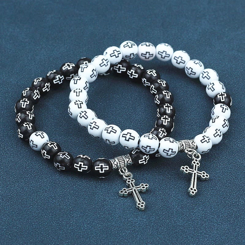 Pulsera de Cuentas Blancas y Negras con Estampado de Cruz