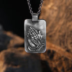 Collar de Fe con Medalla de Plata de Manos Orando Estilo Retro