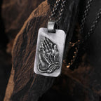 Collar de Fe con Medalla de Plata de Manos Orando Estilo Retro