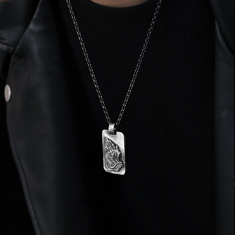 Collar de Fe con Medalla de Plata de Manos Orando Estilo Retro