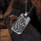 Collar de Fe con Medalla de Plata de Manos Orando Estilo Retro