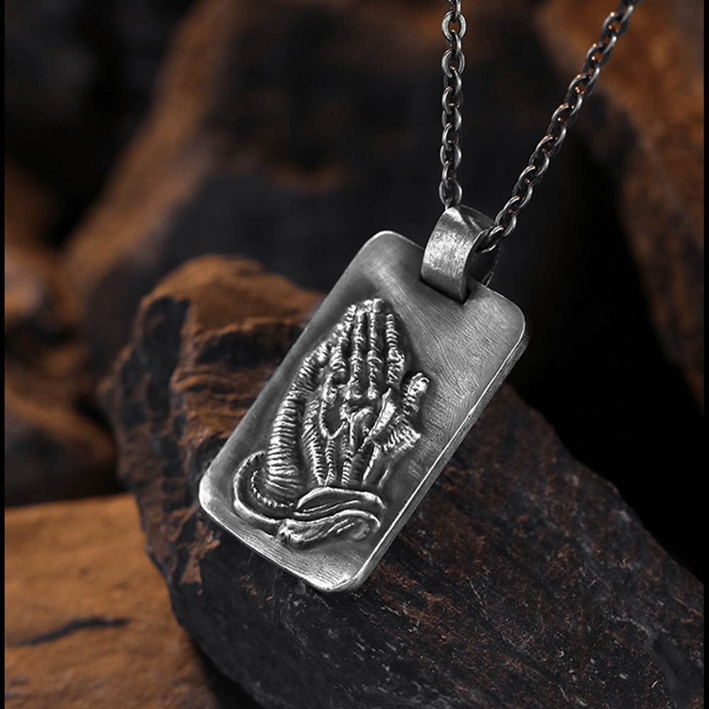 Collar de Fe con Medalla de Plata de Manos Orando Estilo Retro