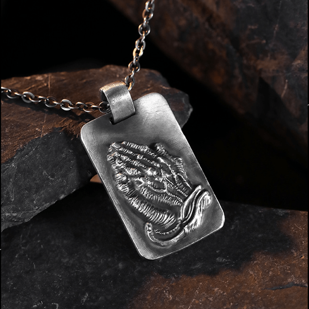 Collar de Fe con Medalla de Plata de Manos Orando Estilo Retro