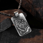 Collar de Fe con Medalla de Plata de Manos Orando Estilo Retro