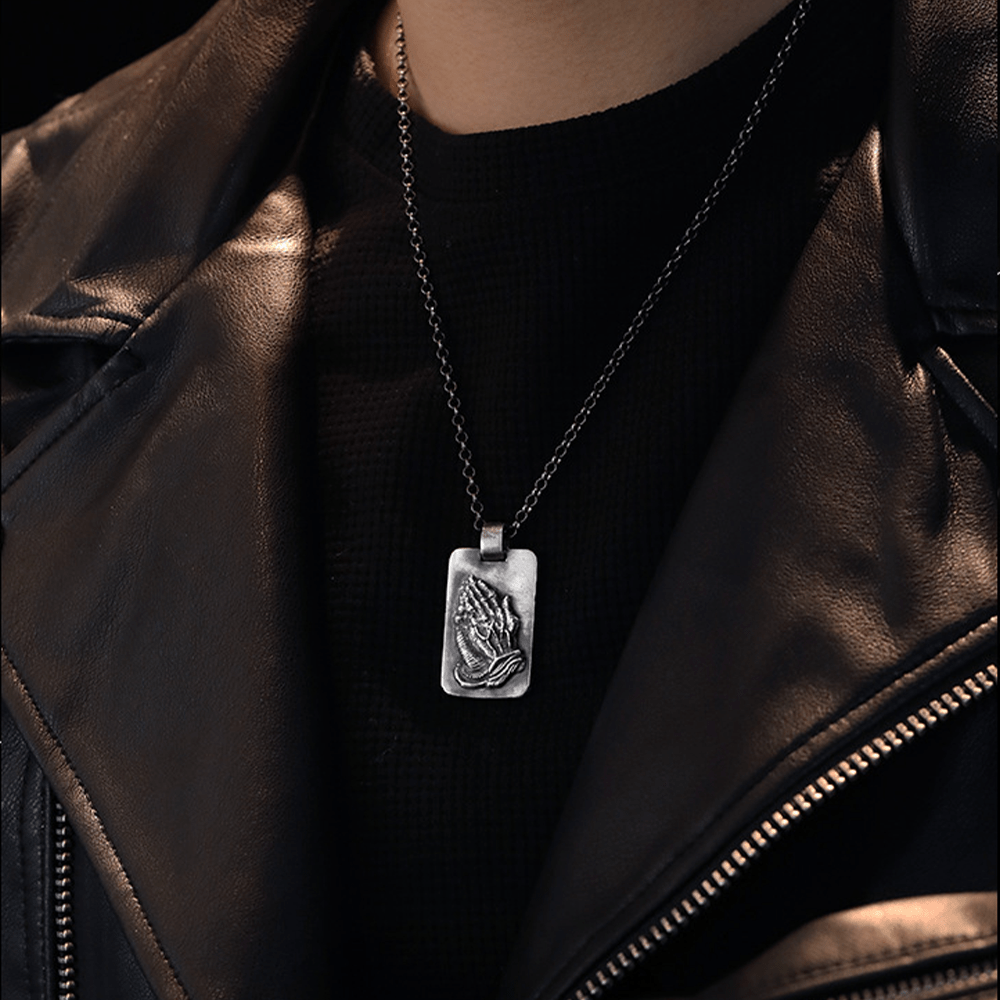 Collar de Fe con Medalla de Plata de Manos Orando Estilo Retro