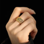 Anillo Dorado con Patrón Ojo de Dios Estilo Retro Robusto