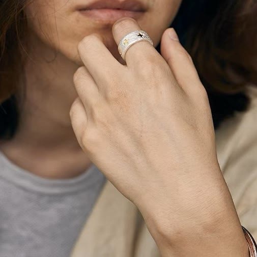 Anillo Ajustable de Plata de Ley con Cruz Estilo Minimalista