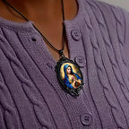 Collar de la Virgen de Guadalupe con Borde Vintage Estilo Gótico