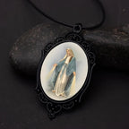 Collar de la Virgen de la Gracia con Borde Vintage Estilo Gótico