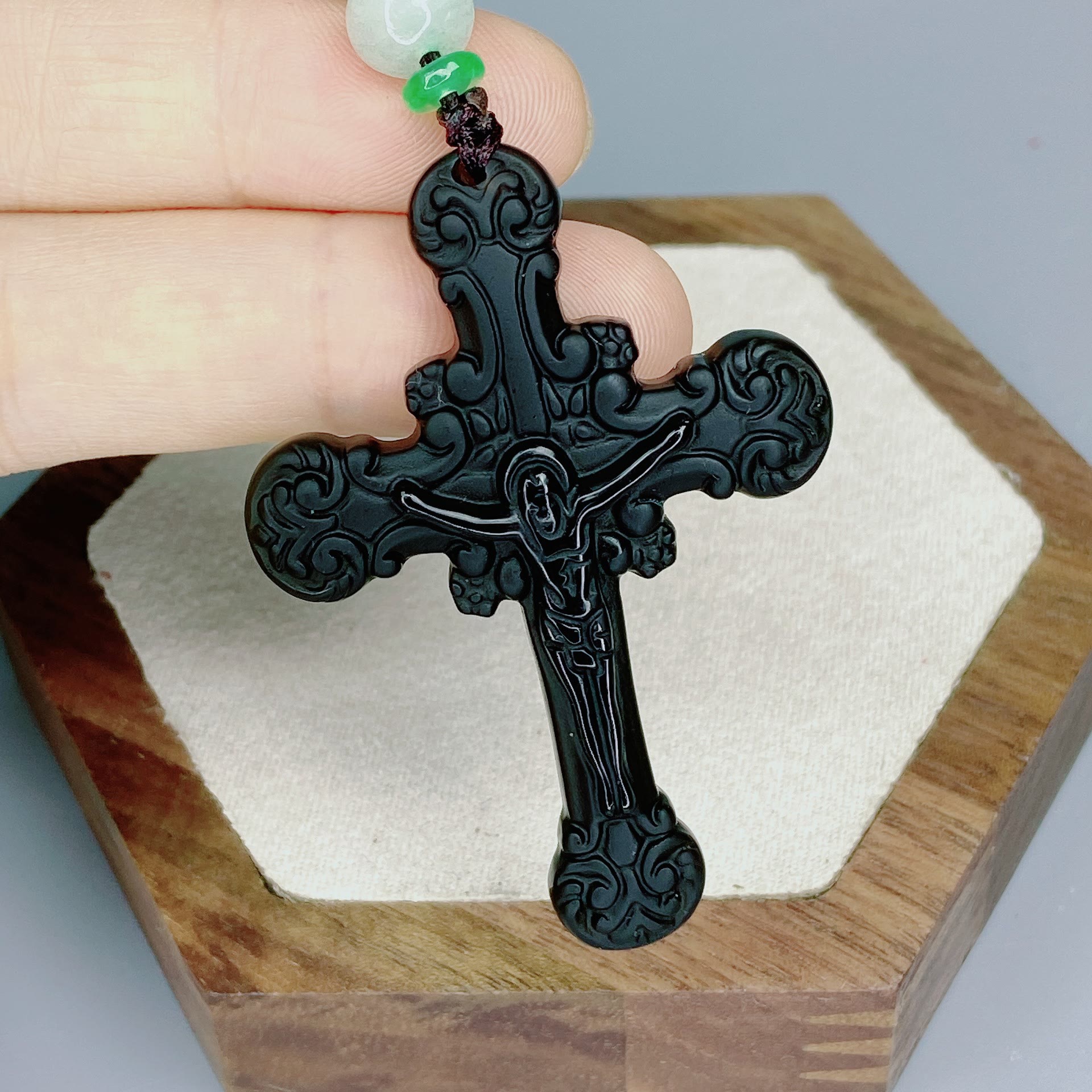 Collar con Dije Crucifijo de Obsidiana Artesanal Estilo Clásico
