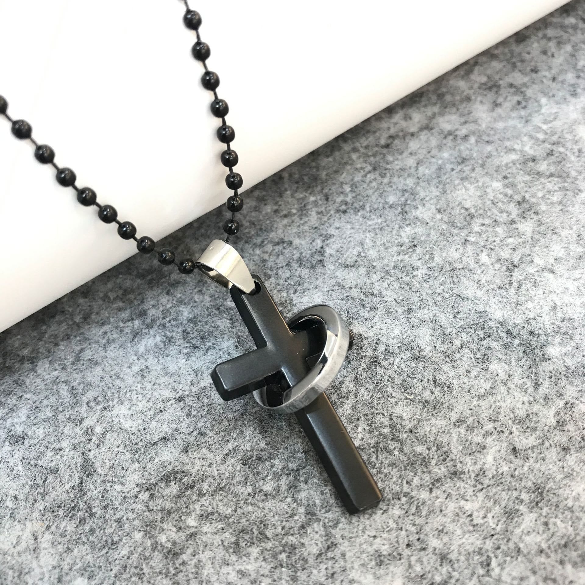 Collar de Aleación con Anillo de Cruz y Dije Negro Estilo Minimalista