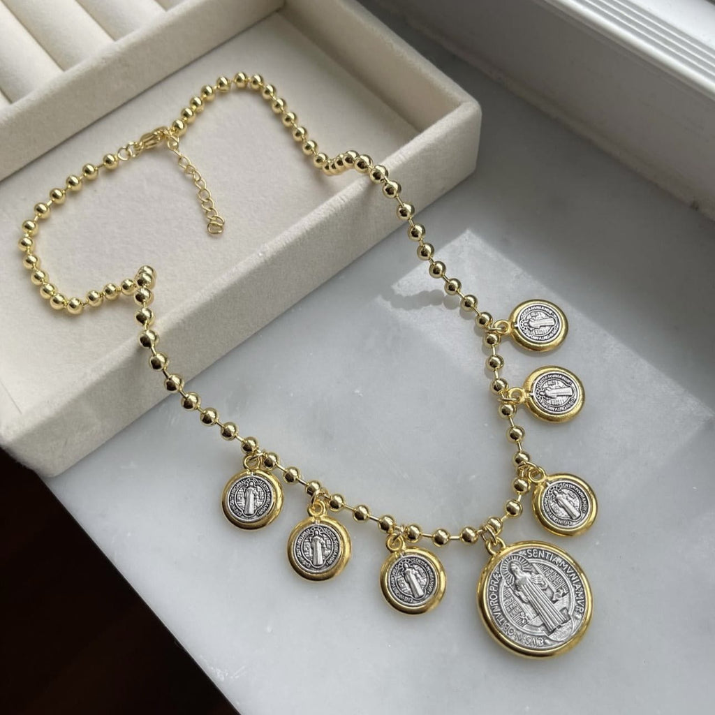 Collar de Cadena con 6 Dijes de San Benito Estilo Retro