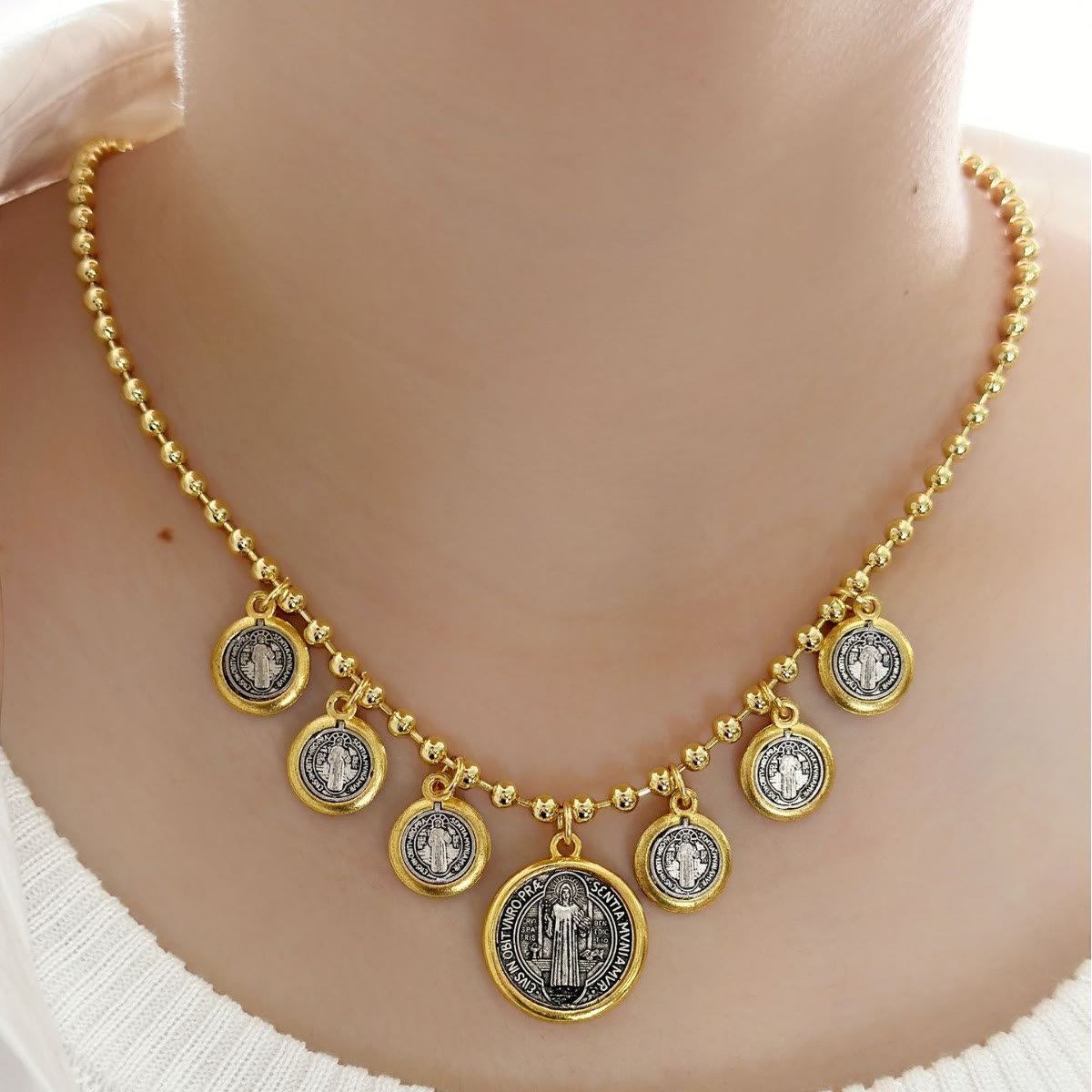 Collar de Cadena con 6 Dijes de San Benito Estilo Retro