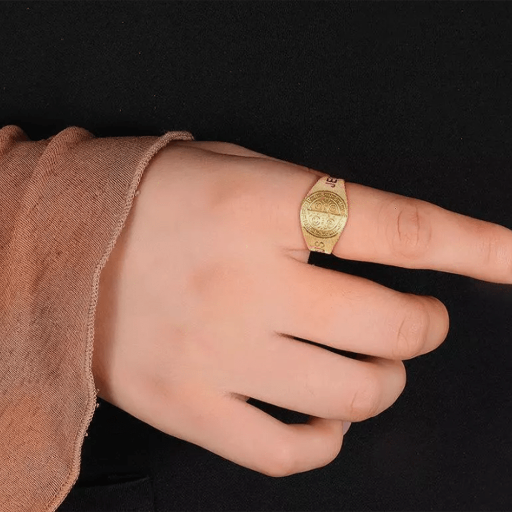 Anillo Ajustable de Titanio con Símbolo de JESÚS y San Benito Estilo Clásico