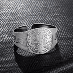 Anillo Ajustable de Titanio con Símbolo de JESÚS y San Benito Estilo Clásico