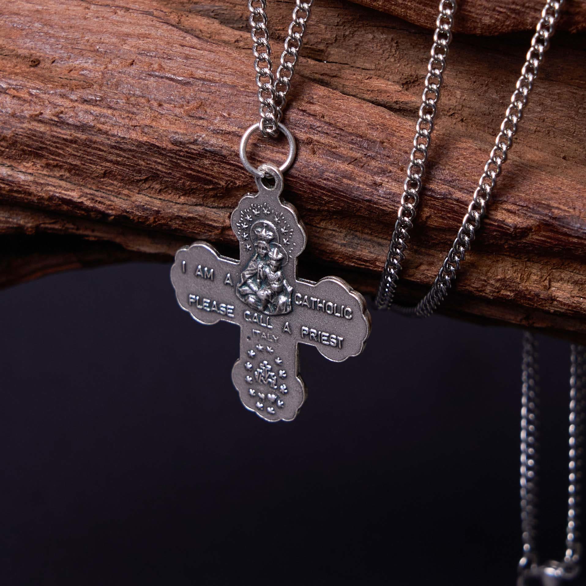 Collar de Aleación con Dije de Cruz Carmelita Cinco en Uno de Cuatro Vías Estilo Clásico