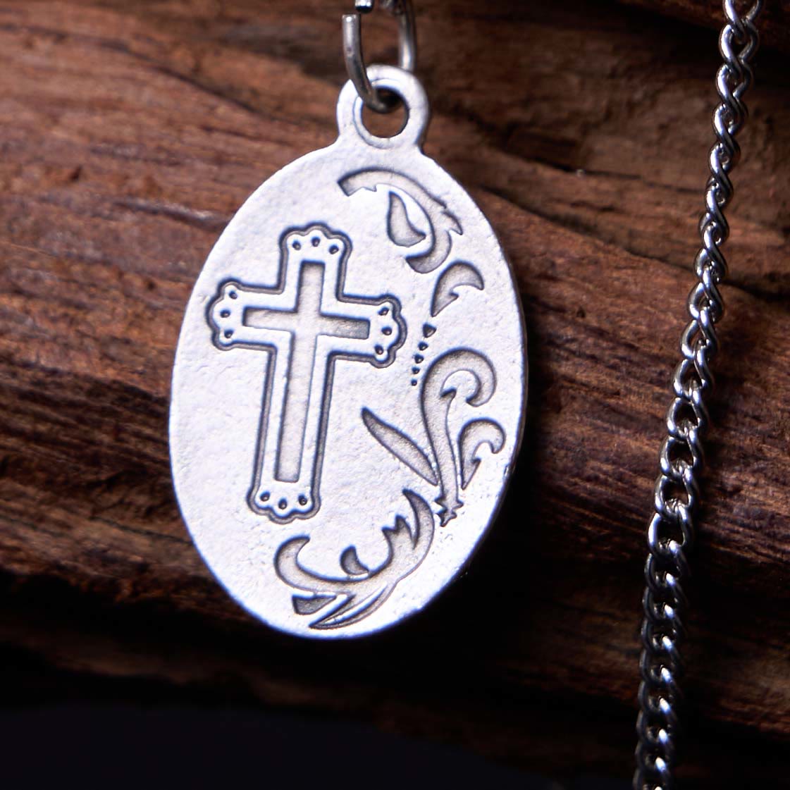 Collar con Dije de Flor y Cruz del Sagrado Corazón de Jesús Estilo Clásico