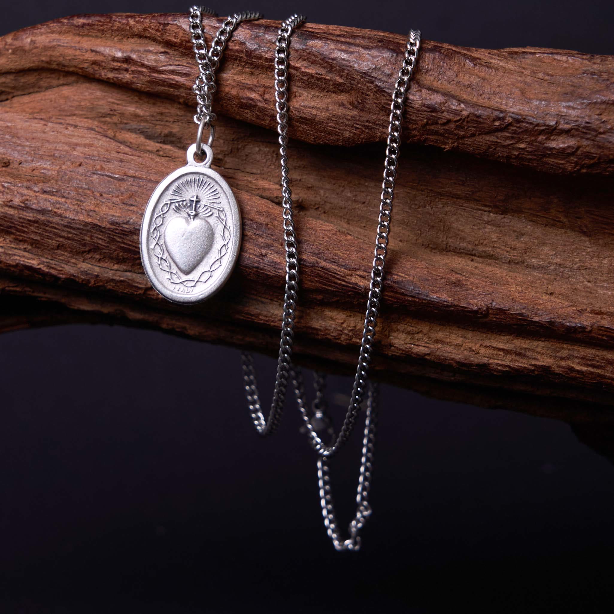 Collar con Dije de Flor y Cruz del Sagrado Corazón de Jesús Estilo Clásico