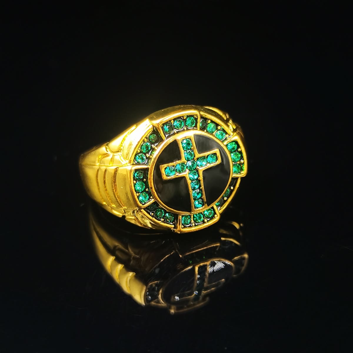 Anillo de Aleación Dorada con Cruz de Gemas Verdes Estilo Retro