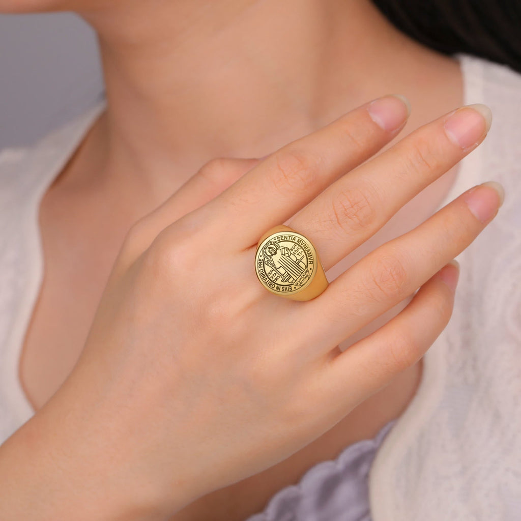 Anillo de Acero con Medalla de Exorcismo de San Benito Grabada Estilo Retro Pop